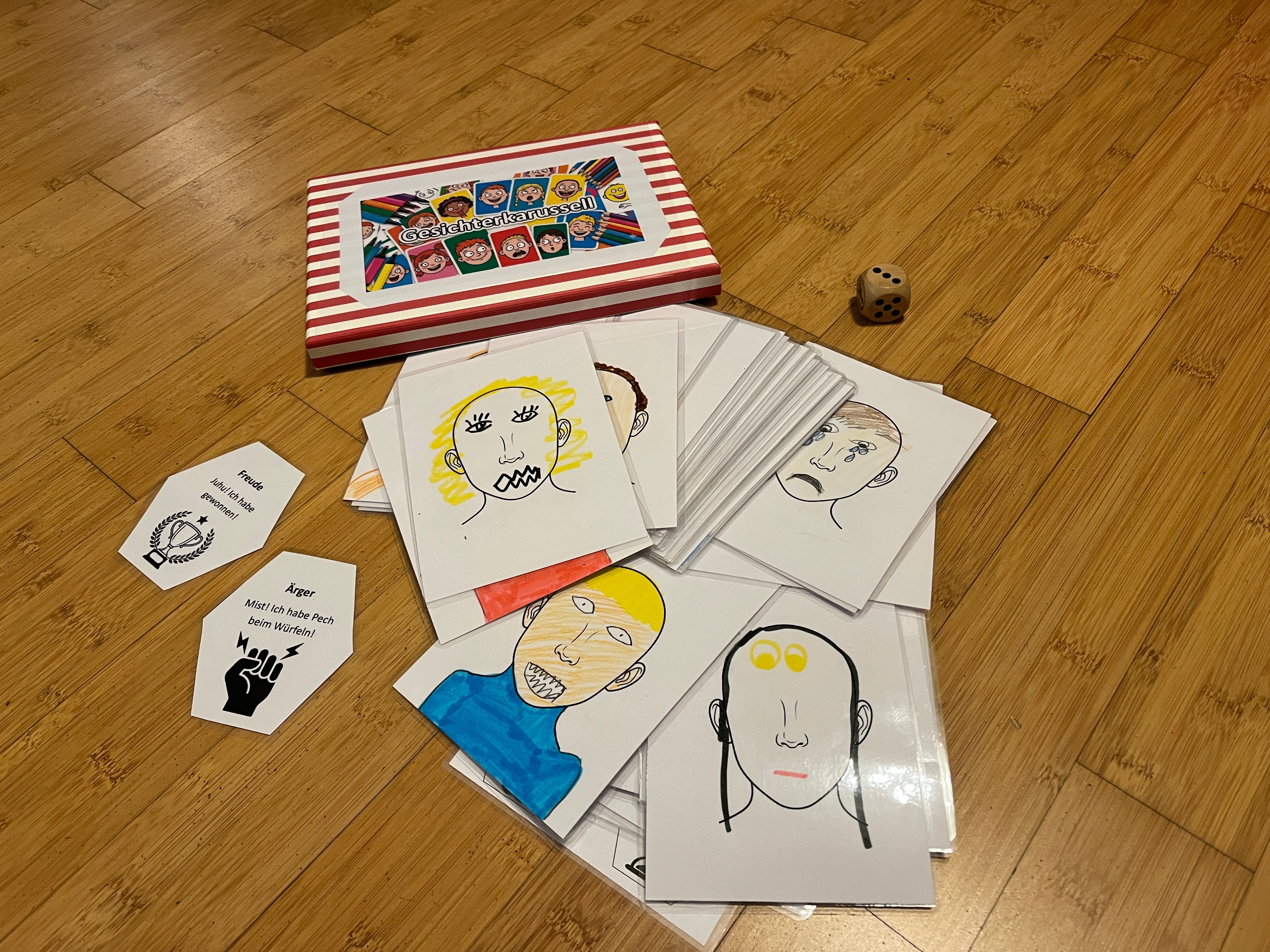 Das fertige Gesichterkarussell Kartenspiel